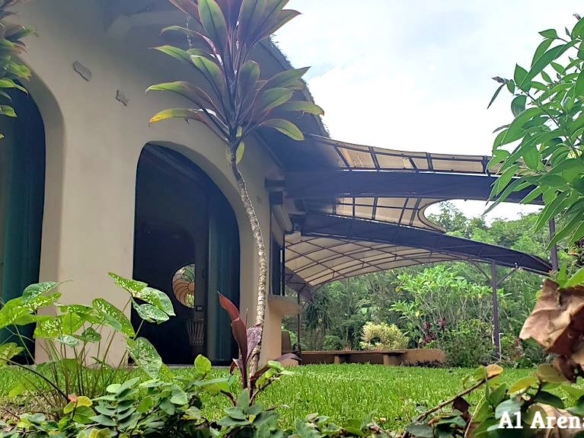 Unique Earth Home in Private Paradise