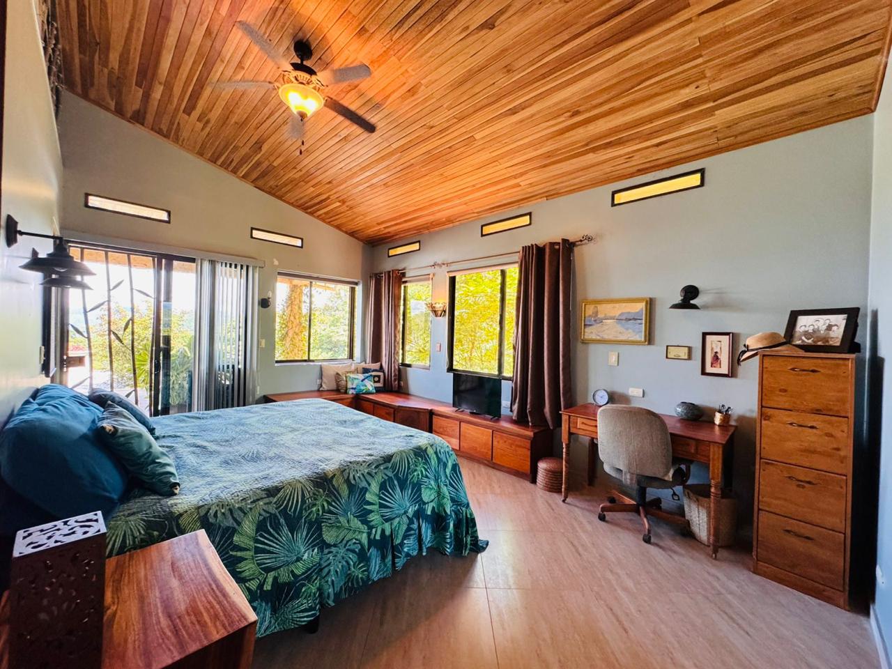 Lake Arenal Jewel: Exclusive Lakeview Estate with Private Lake Access & Separate Apartment.