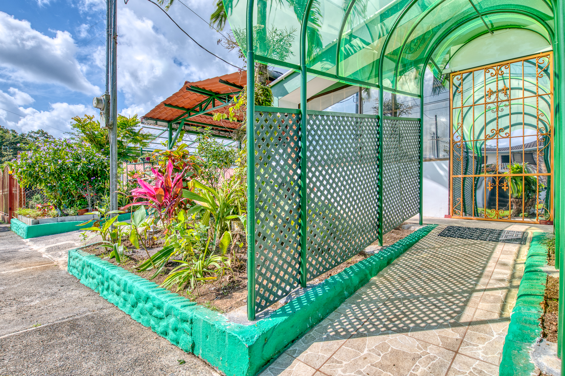 Village Hostel with Expansion Potential – Heart of Nuevo Arenal, Costa Rica