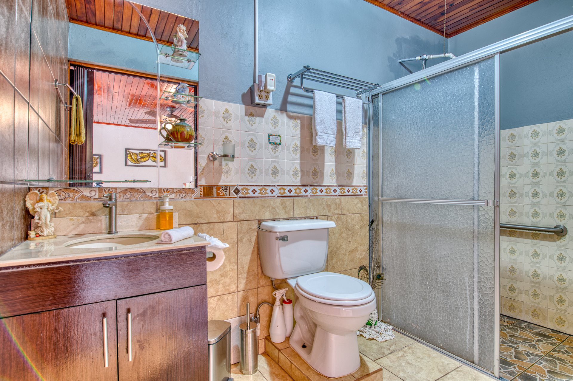 Village Hostel with Expansion Potential – Heart of Nuevo Arenal, Costa Rica