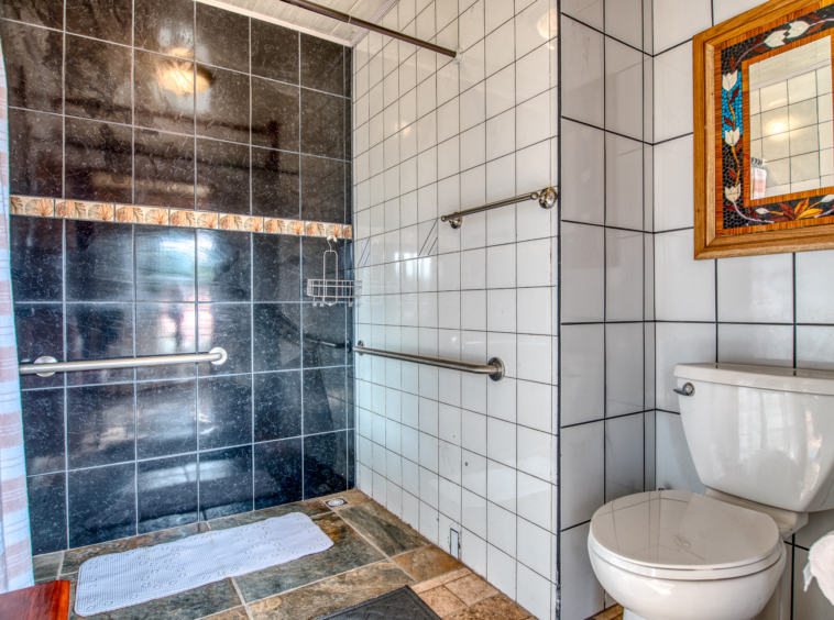 Village Hostel with Expansion Potential – Heart of Nuevo Arenal, Costa Rica