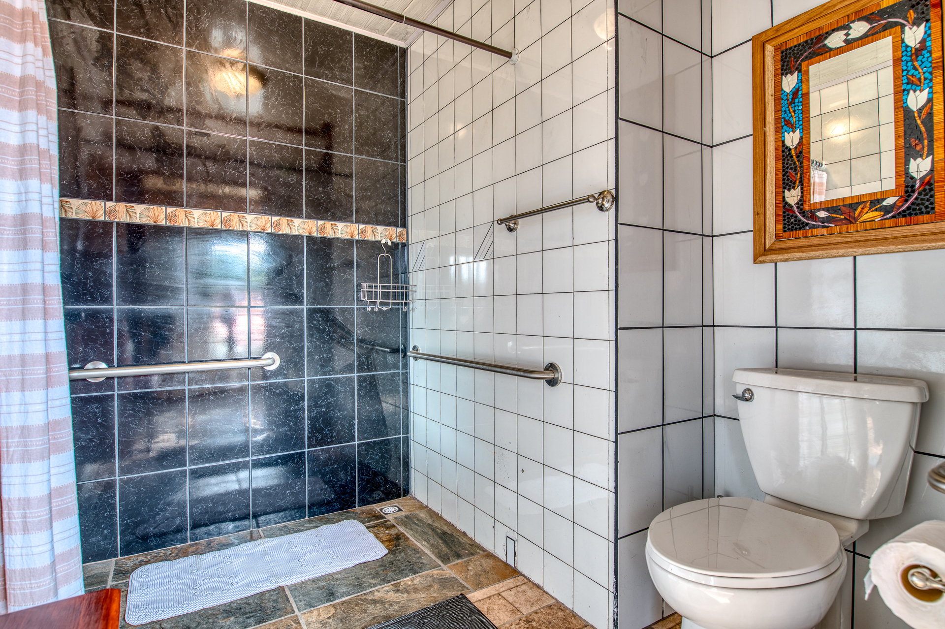 Village Hostel with Expansion Potential – Heart of Nuevo Arenal, Costa Rica