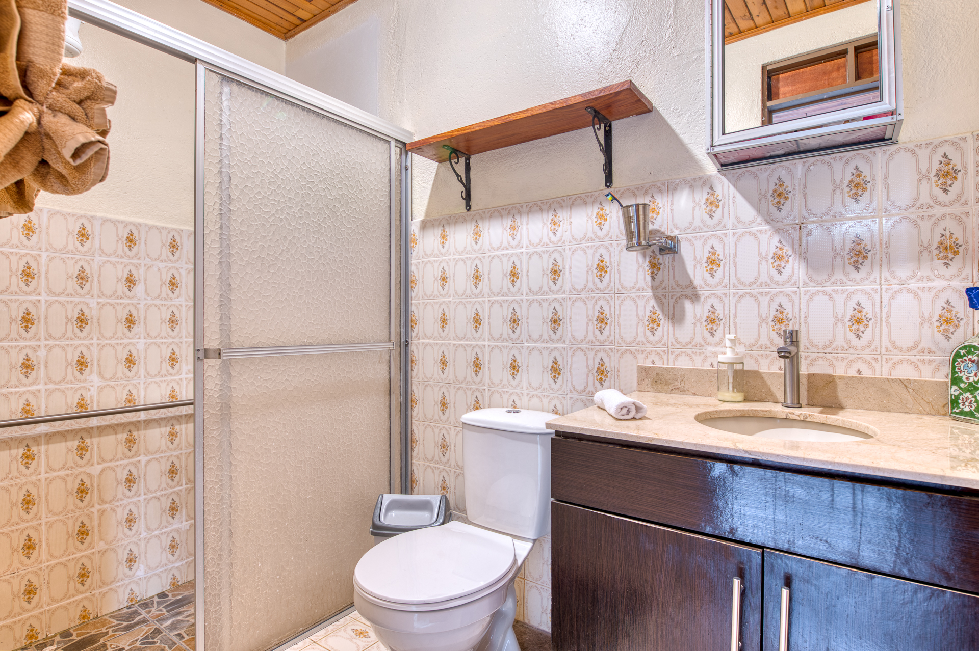 Village Hostel with Expansion Potential – Heart of Nuevo Arenal, Costa Rica