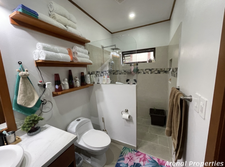 Modern 4-Bedroom Home with Lush Views & Privacy - Minutes from Downtown Nuevo Arenal.