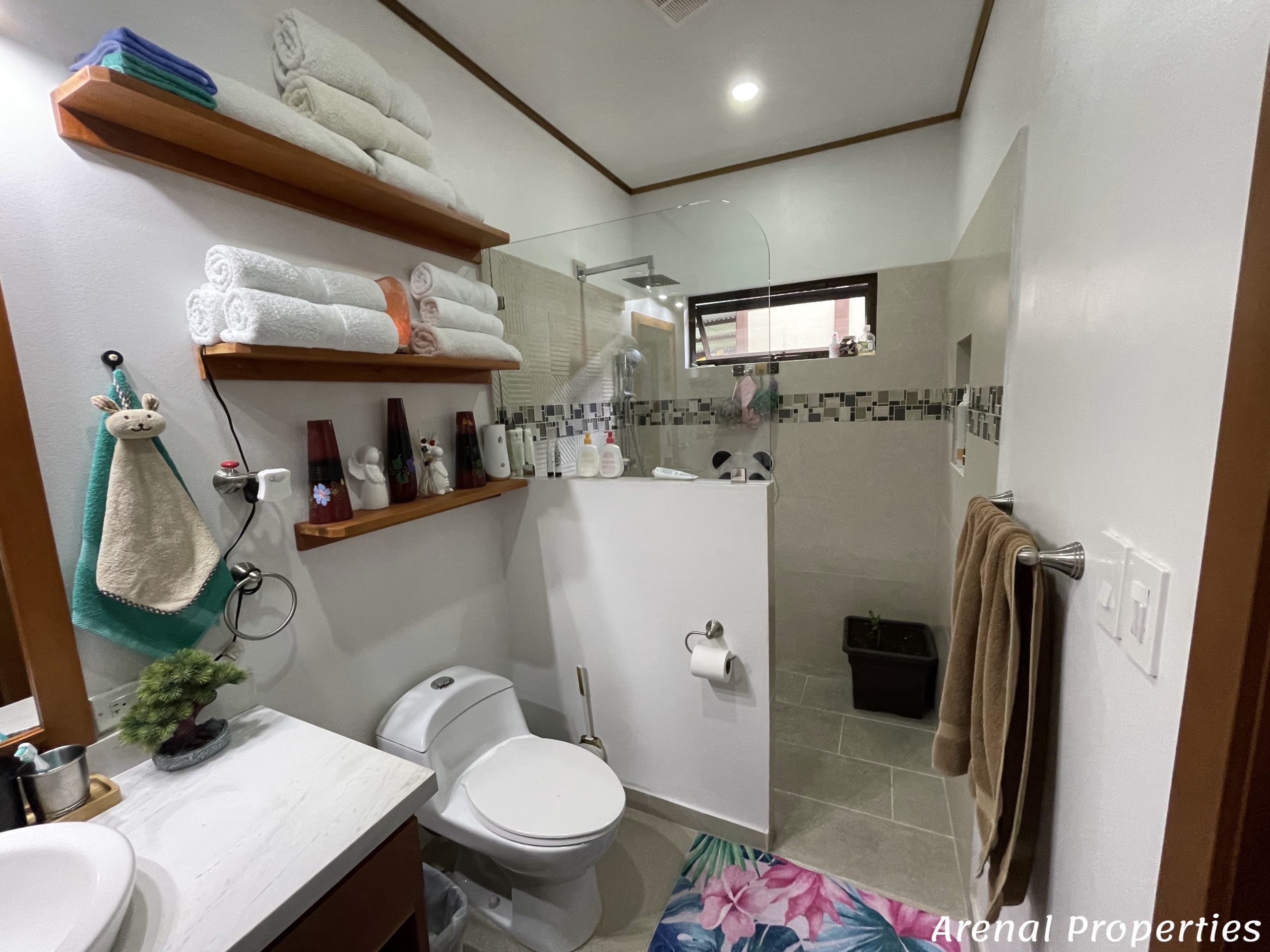 Modern 4-Bedroom Home with Lush Views & Privacy - Minutes from Downtown Nuevo Arenal.