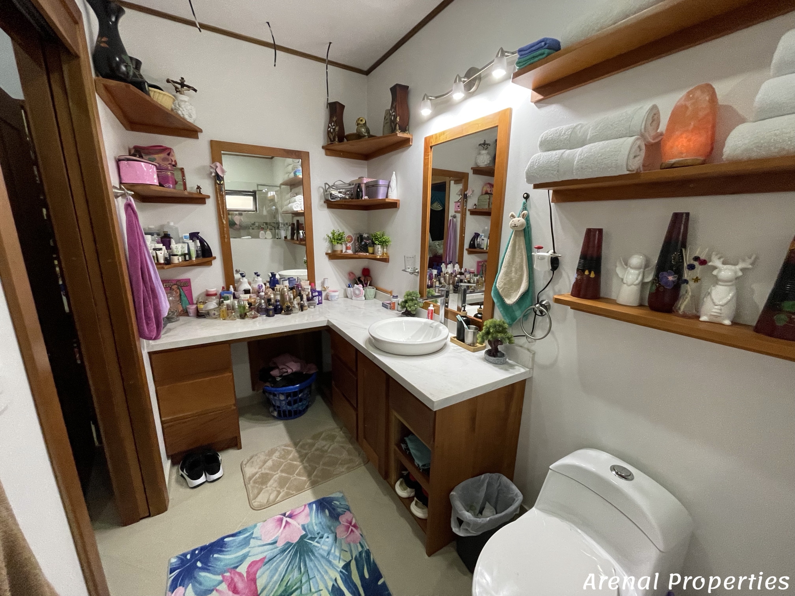 Modern 4-Bedroom Home with Lush Views & Privacy - Minutes from Downtown Nuevo Arenal.