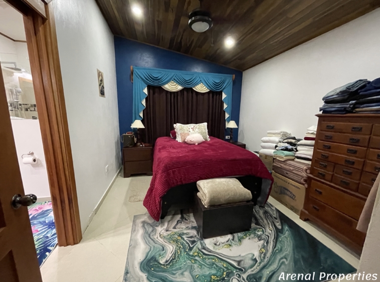 Modern 4-Bedroom Home with Lush Views & Privacy - Minutes from Downtown Nuevo Arenal.