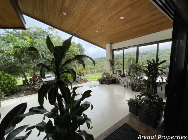 Modern 4-Bedroom Home with Lush Views & Privacy - Minutes from Downtown Nuevo Arenal.