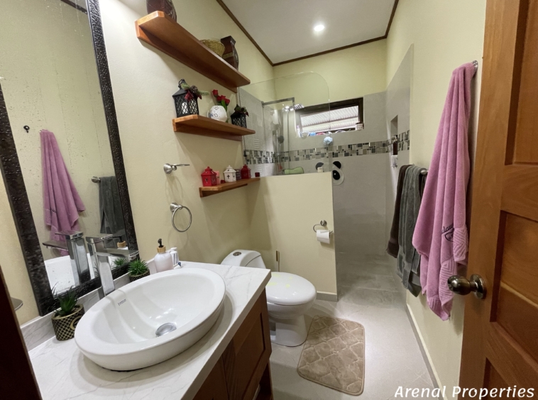 Modern 4-Bedroom Home with Lush Views & Privacy - Minutes from Downtown Nuevo Arenal.