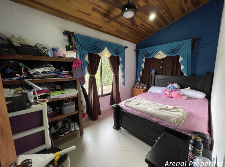 Modern 4-Bedroom Home with Lush Views & Privacy - Minutes from Downtown Nuevo Arenal.