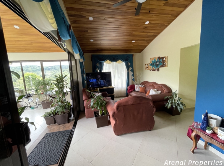 Modern 4-Bedroom Home with Lush Views & Privacy - Minutes from Downtown Nuevo Arenal.