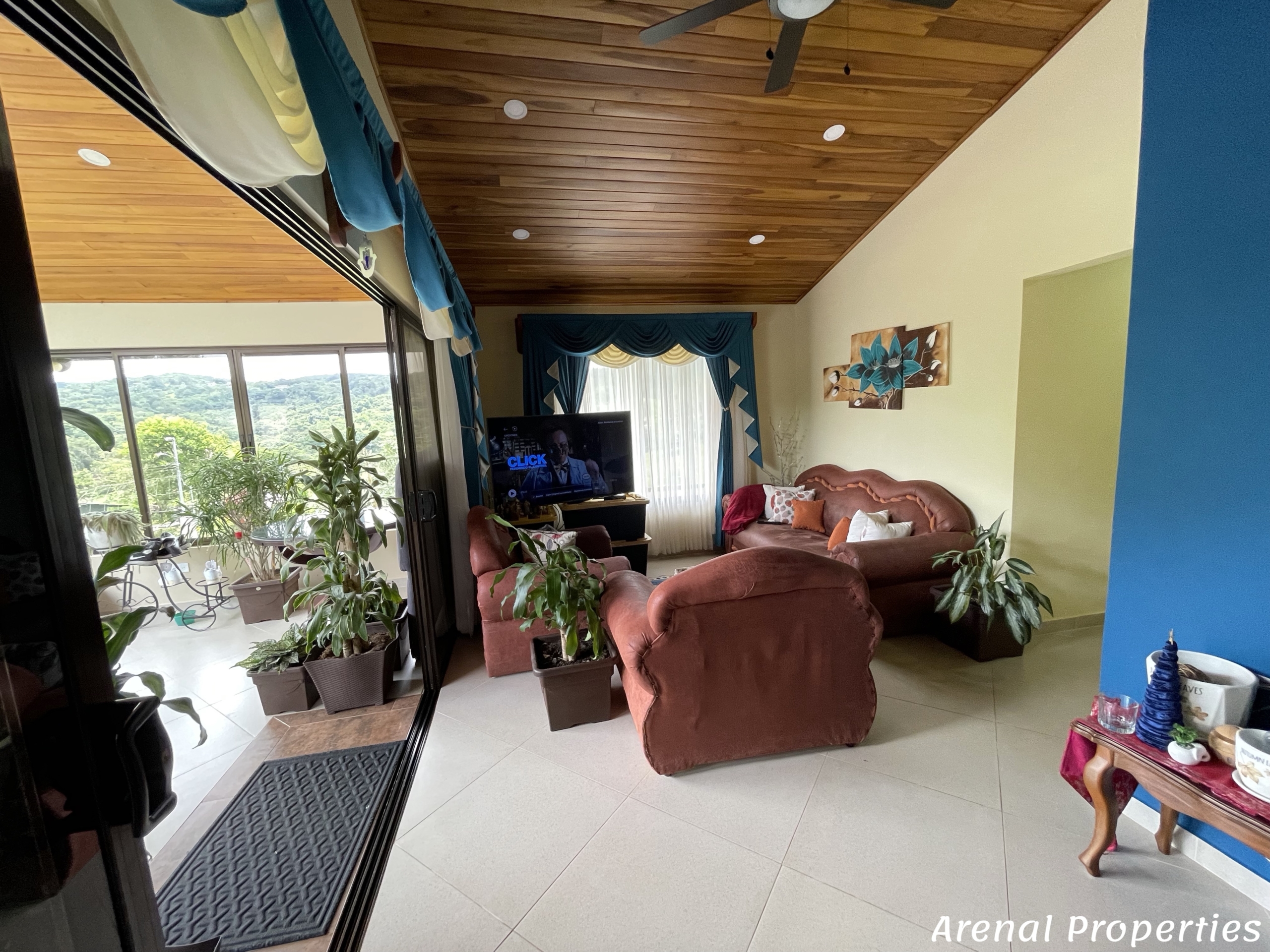 Modern 4-Bedroom Home with Lush Views & Privacy - Minutes from Downtown Nuevo Arenal.