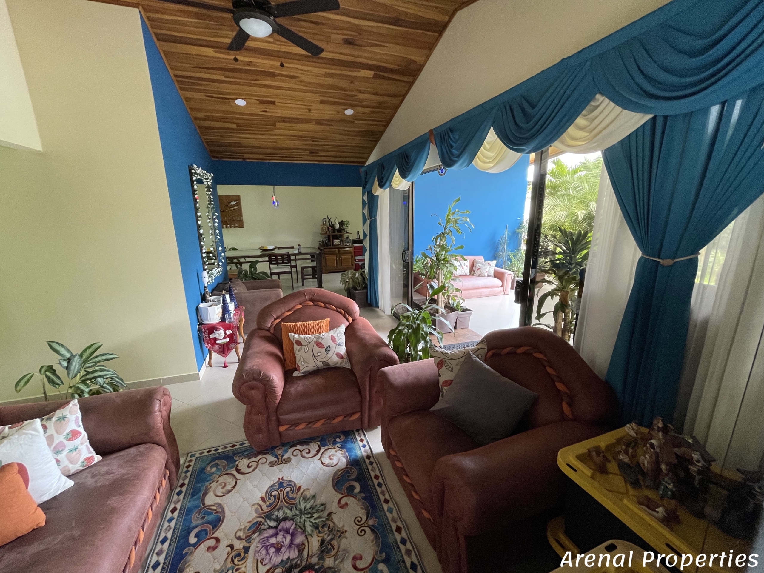 Modern 4-Bedroom Home with Lush Views & Privacy - Minutes from Downtown Nuevo Arenal.