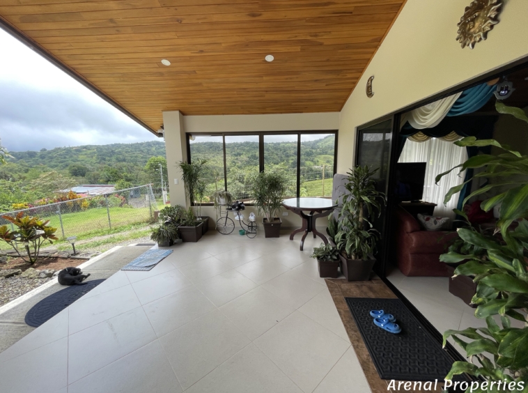 Modern 4-Bedroom Home with Lush Views & Privacy - Minutes from Downtown Nuevo Arenal.