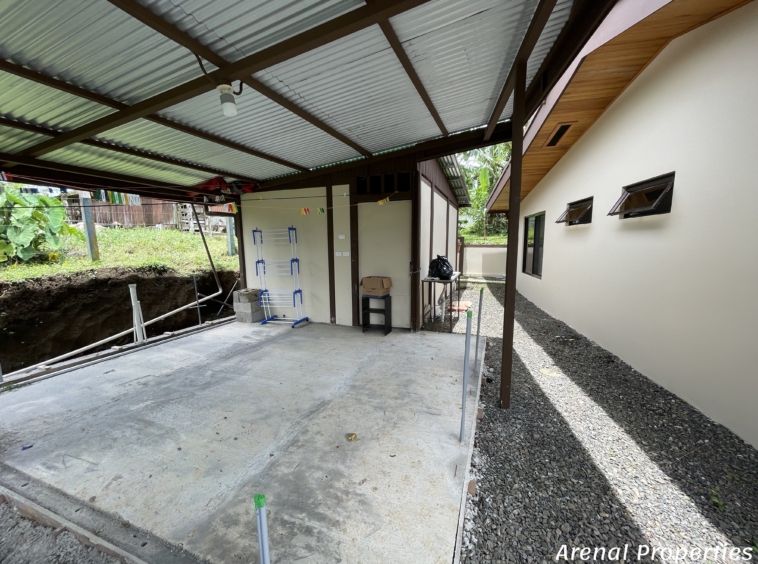 Modern 4-Bedroom Home with Lush Views & Privacy - Minutes from Downtown Nuevo Arenal.