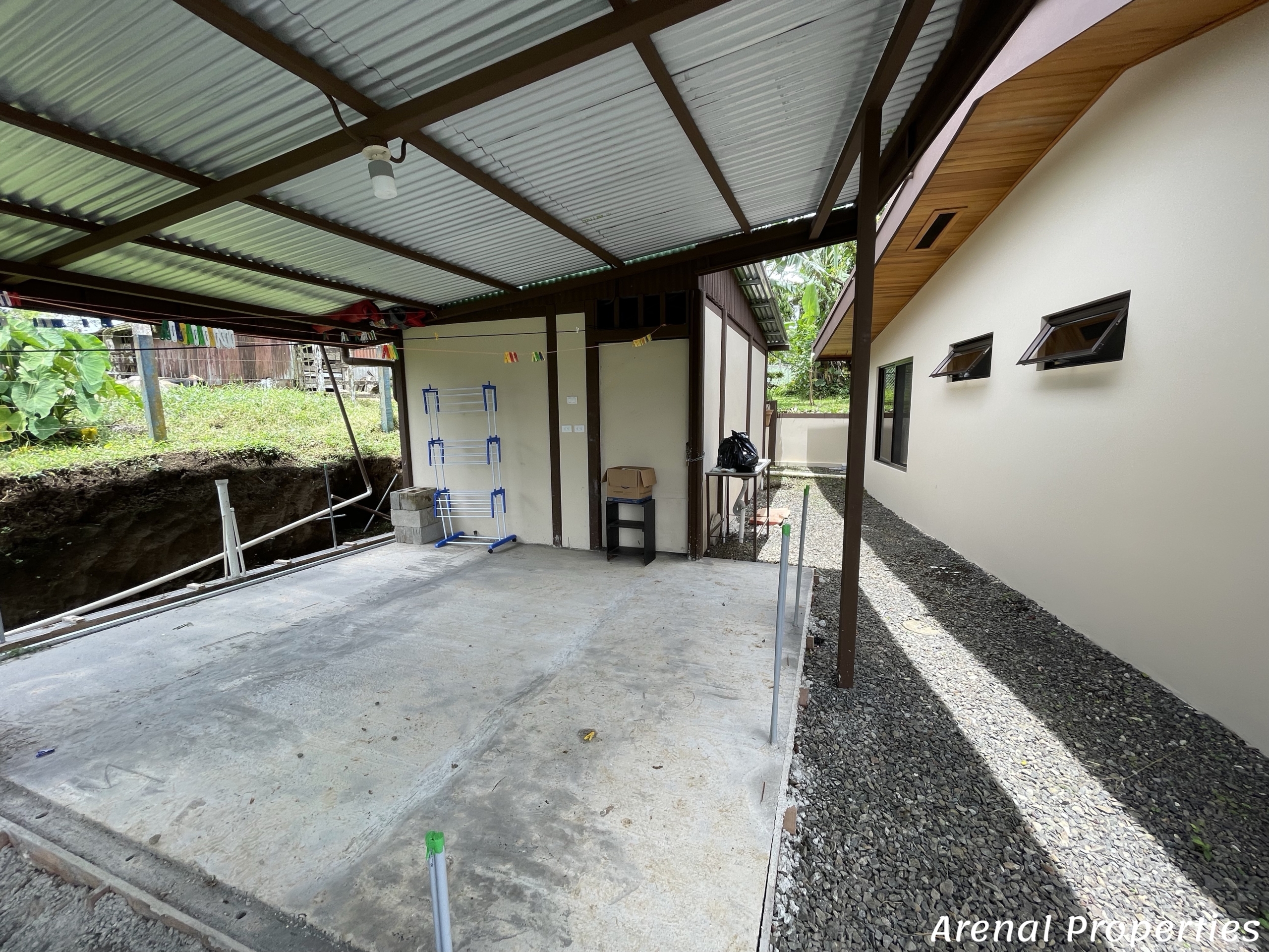 Modern 4-Bedroom Home with Lush Views & Privacy - Minutes from Downtown Nuevo Arenal.