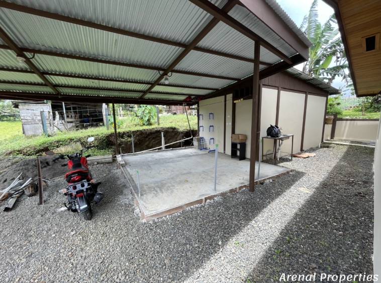 Modern 4-Bedroom Home with Lush Views & Privacy - Minutes from Downtown Nuevo Arenal.