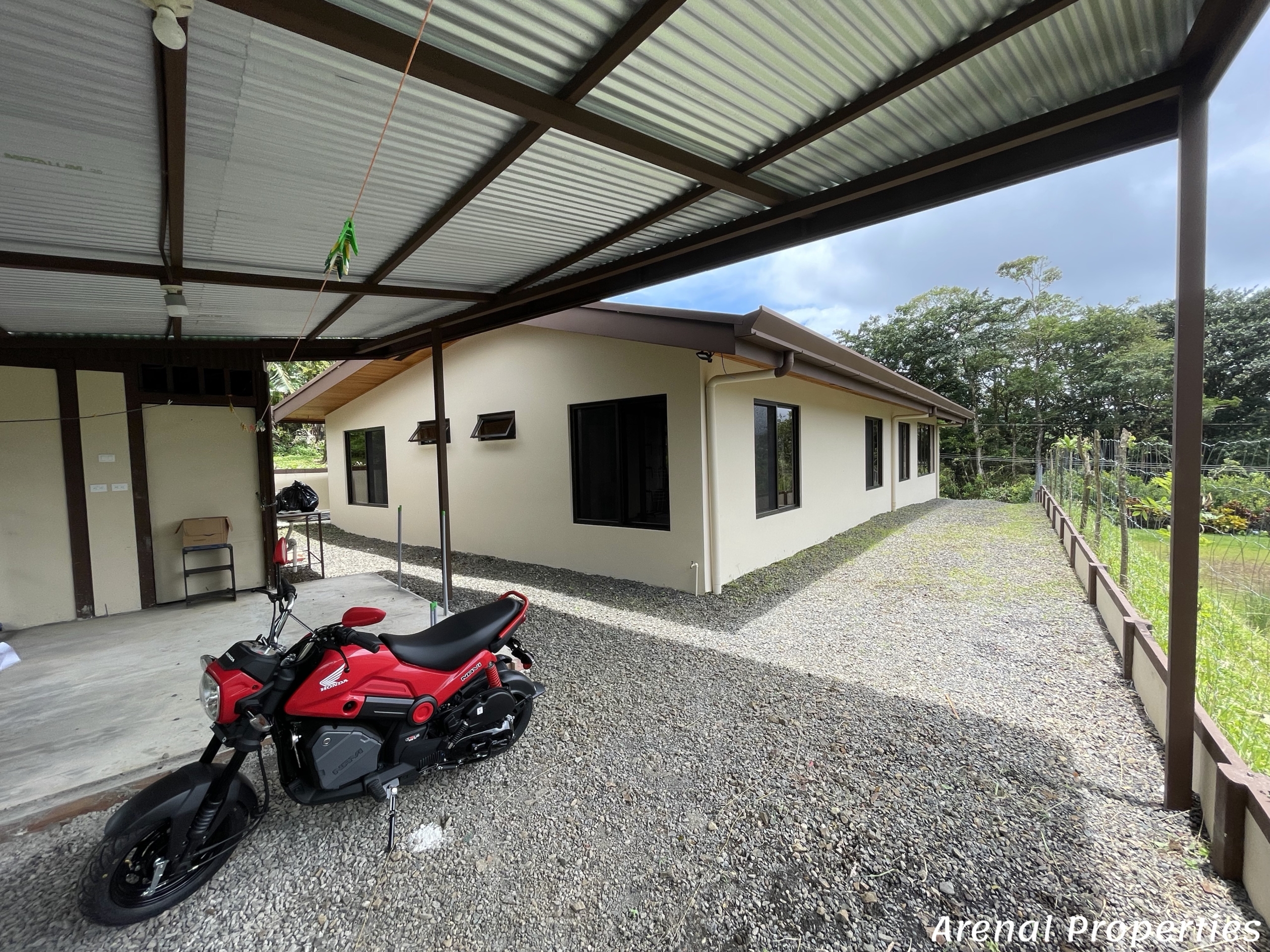 Modern 4-Bedroom Home with Lush Views & Privacy - Minutes from Downtown Nuevo Arenal.