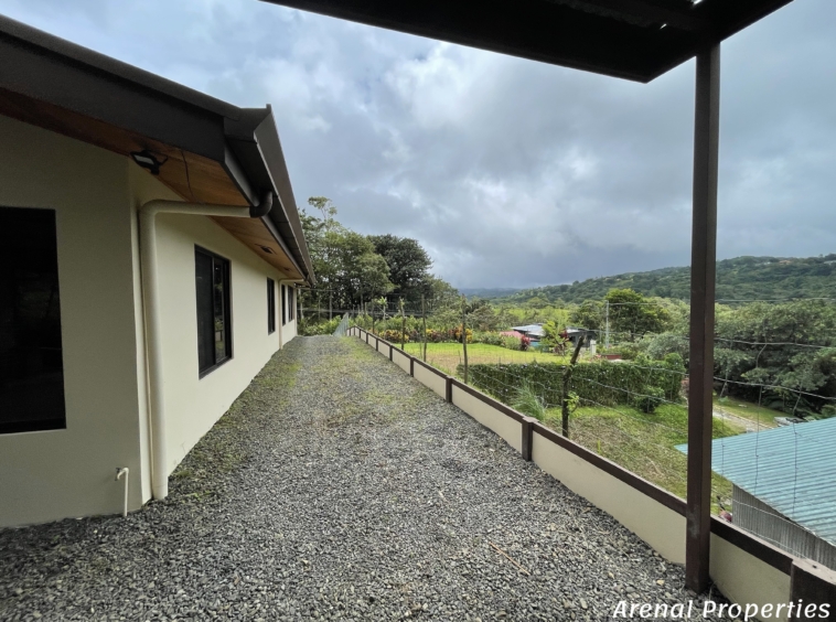 Modern 4-Bedroom Home with Lush Views & Privacy - Minutes from Downtown Nuevo Arenal.