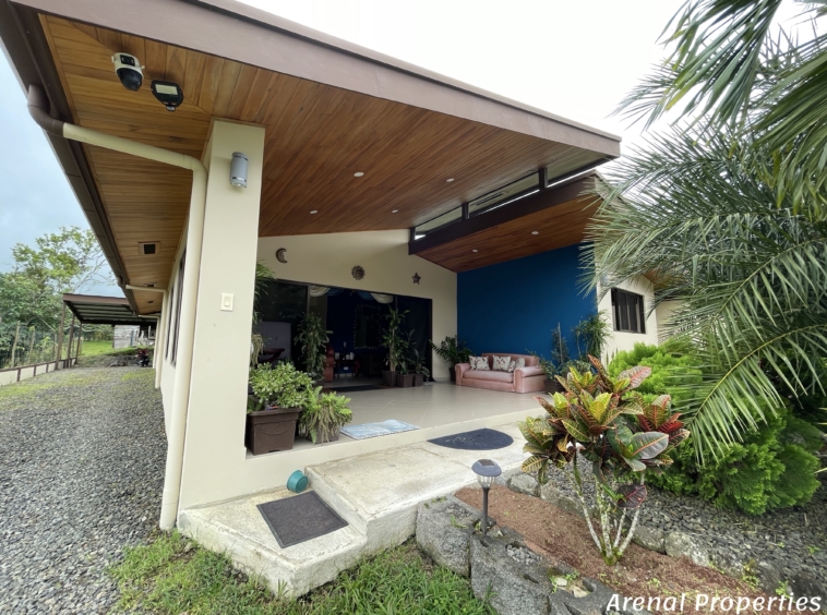 Modern 4-Bedroom Home with Lush Views & Privacy - Minutes from Downtown Nuevo Arenal.