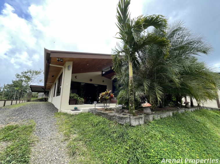 Modern 4-Bedroom Home with Lush Views & Privacy - Minutes from Downtown Nuevo Arenal.