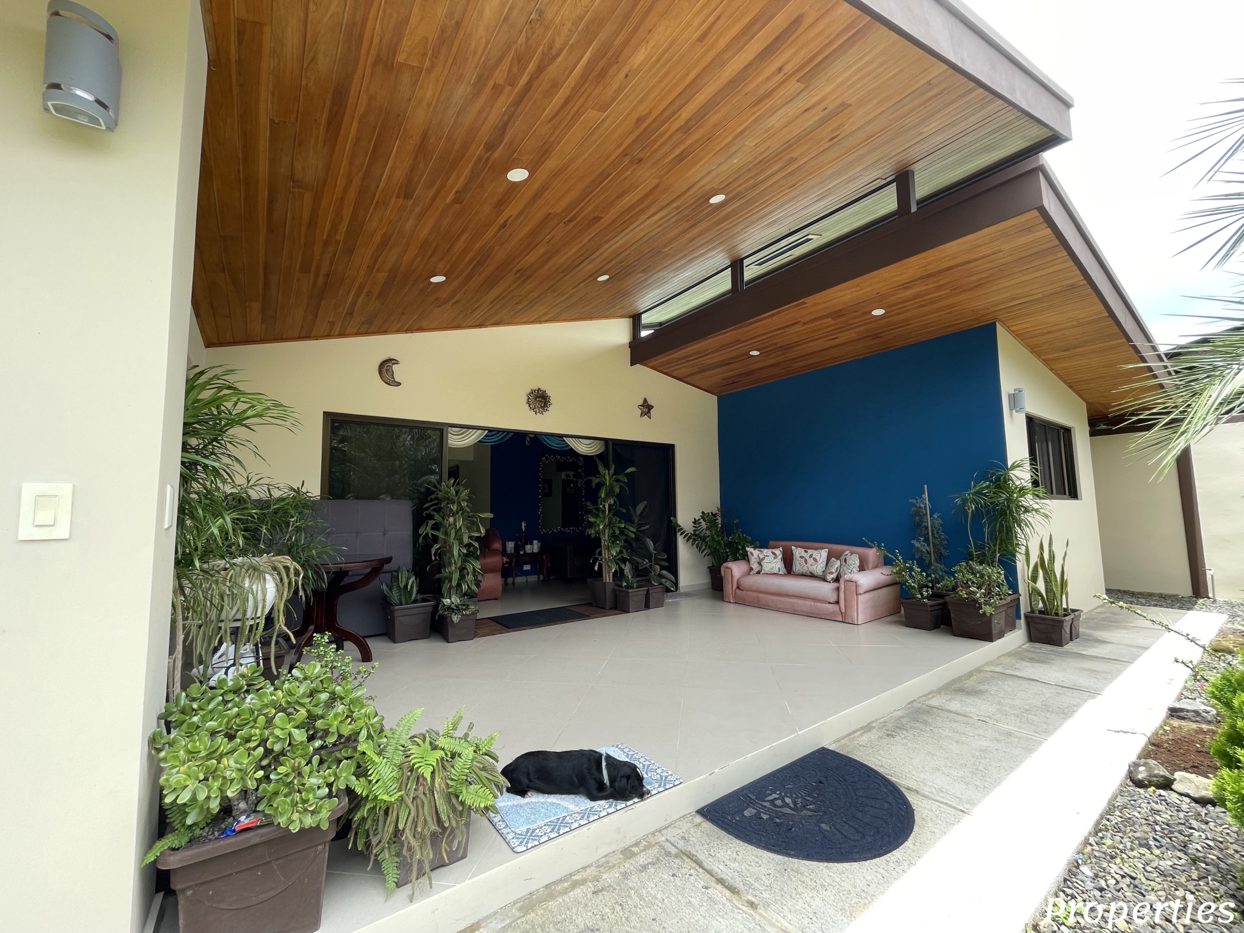 Modern 4-Bedroom Home with Lush Views & Privacy - Minutes from Downtown Nuevo Arenal.