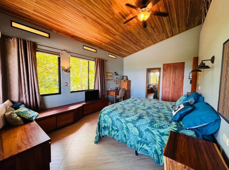 Lake Arenal Jewel: Exclusive Lakeview Estate with Private Lake Access & Separate Apartment.