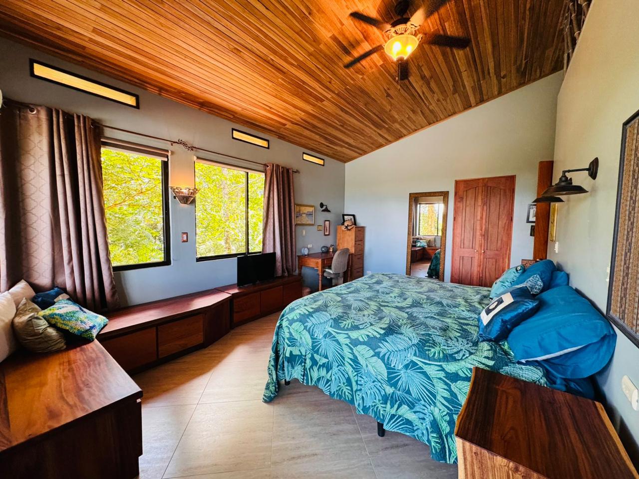 Lake Arenal Jewel: Exclusive Lakeview Estate with Private Lake Access & Separate Apartment.