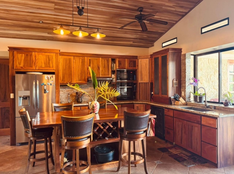Lake Arenal Jewel: Exclusive Lakeview Estate with Private Lake Access & Separate Apartment.
