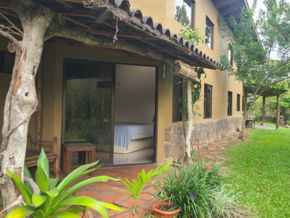 Riverstone Eco Retreat – Artistic & Sustainable Living Near Tronadora