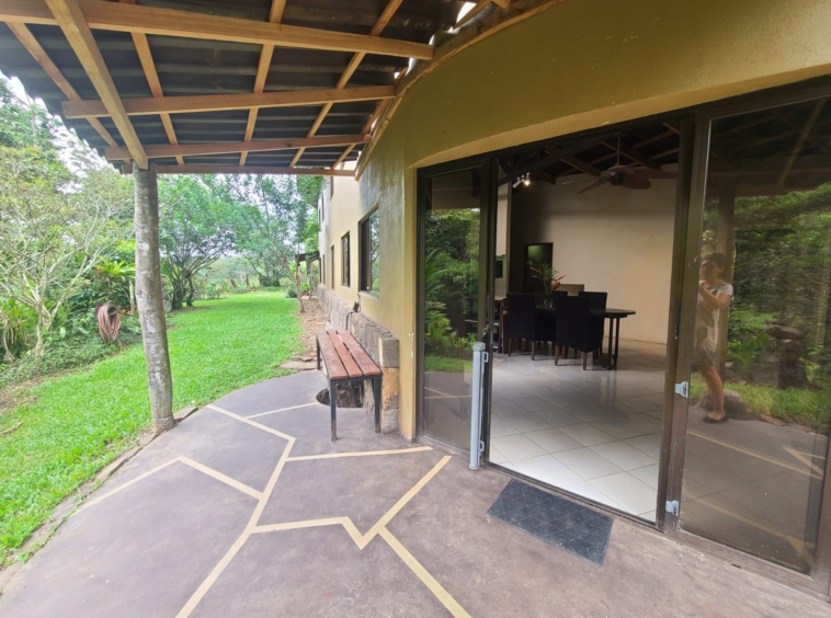 Riverstone Eco Retreat – Artistic & Sustainable Living Near Tronadora