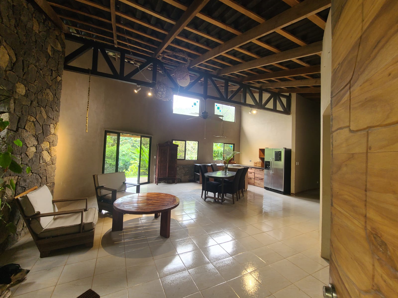 Riverstone Eco Retreat – Artistic & Sustainable Living Near Tronadora