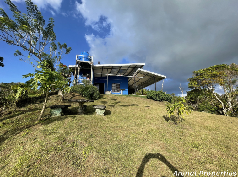 Off-Grid 3-Bedroom Home with Stunning Lake Views – Between Nuevo Arenal and La Unión