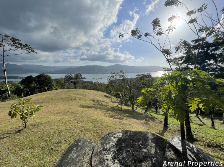 Off-Grid 3-Bedroom Home with Stunning Lake Views – Between Nuevo Arenal and La Unión