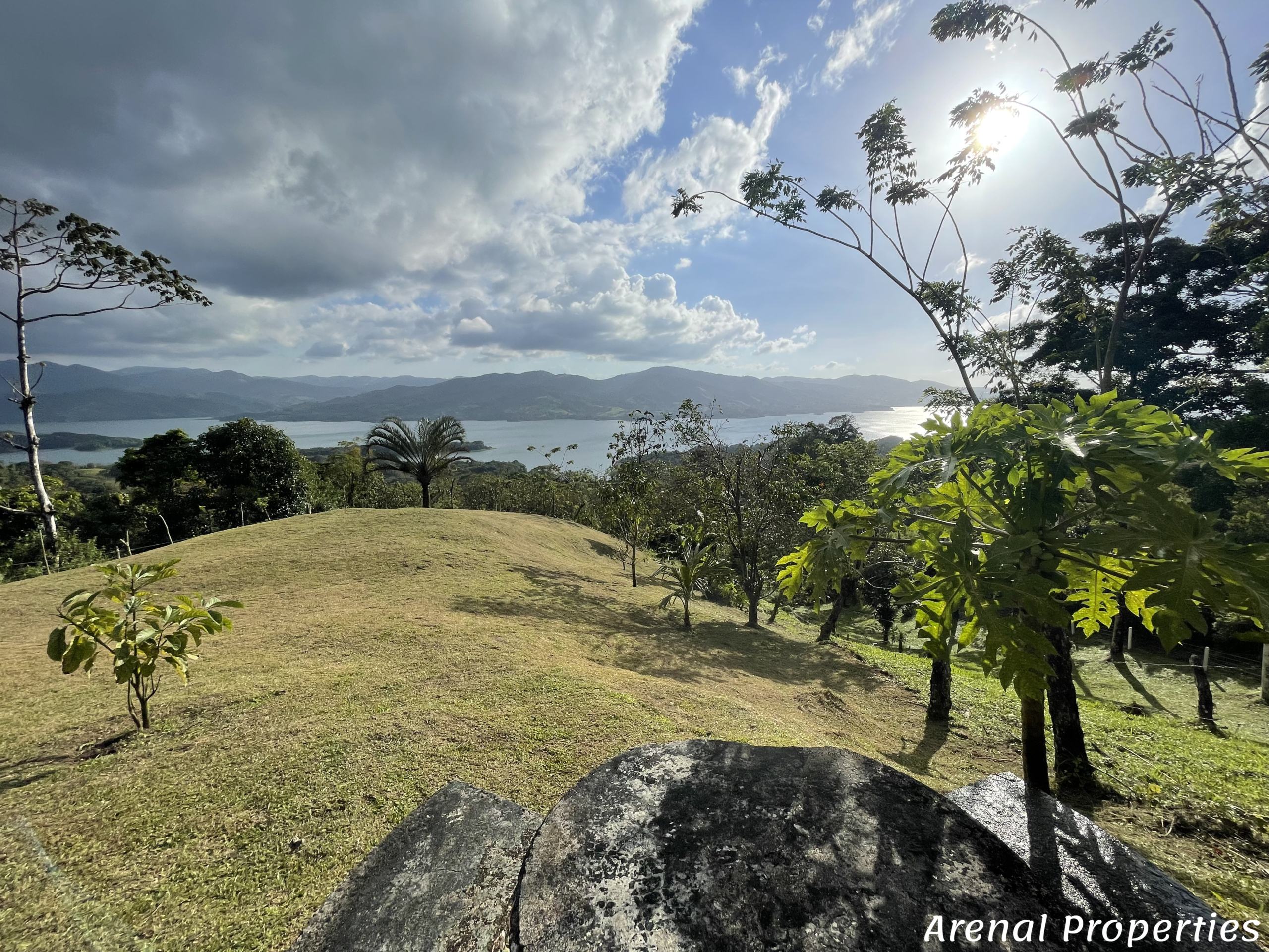 Off-Grid 3-Bedroom Home with Stunning Lake Views – Between Nuevo Arenal and La Unión