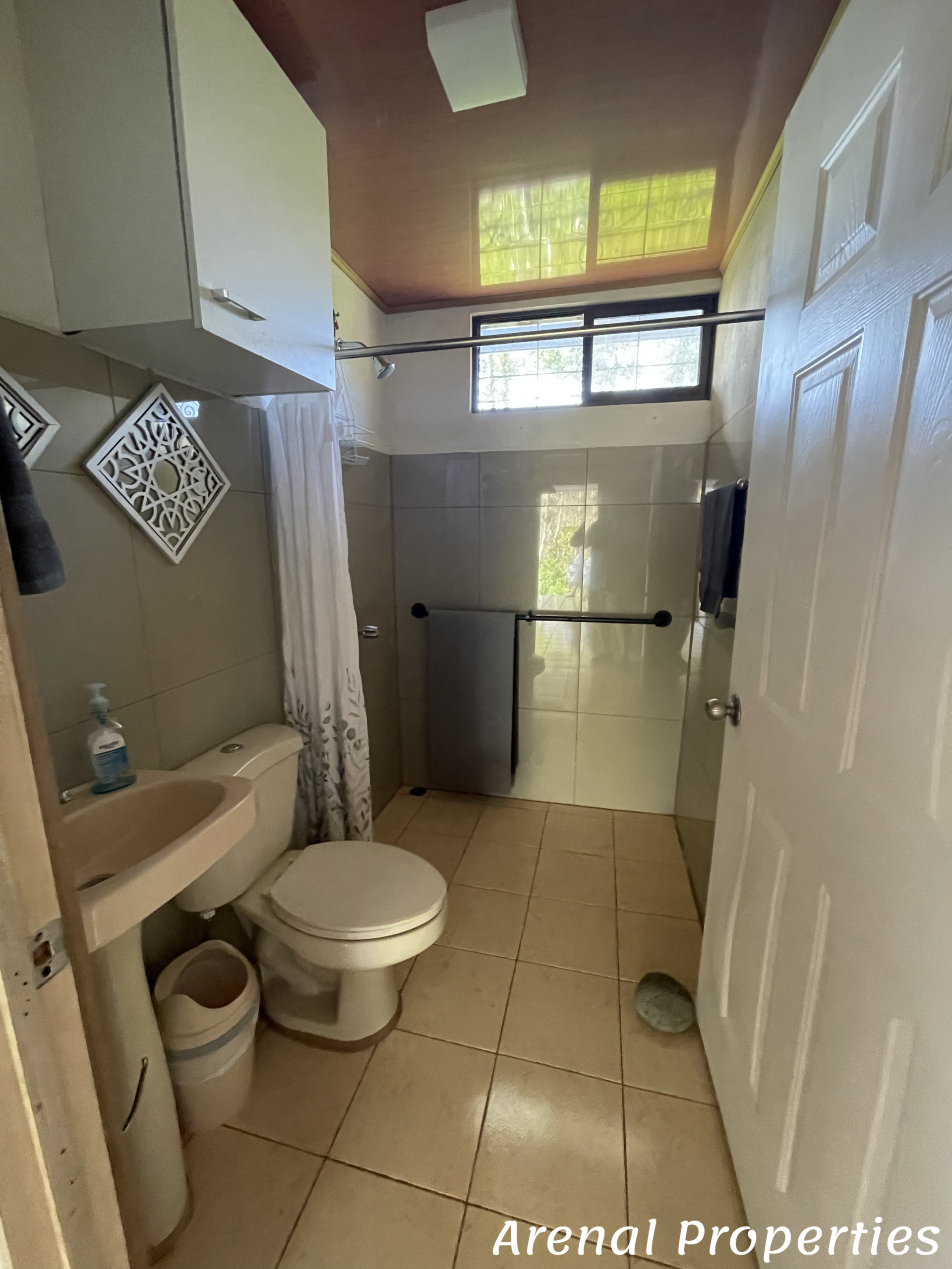 Off-Grid 3-Bedroom Home with Stunning Lake Views – Between Nuevo Arenal and La Unión