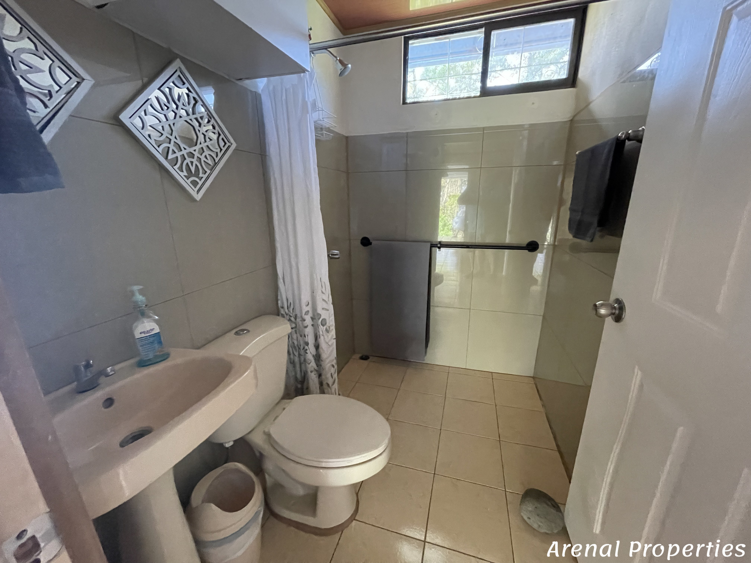 Off-Grid 3-Bedroom Home with Stunning Lake Views – Between Nuevo Arenal and La Unión