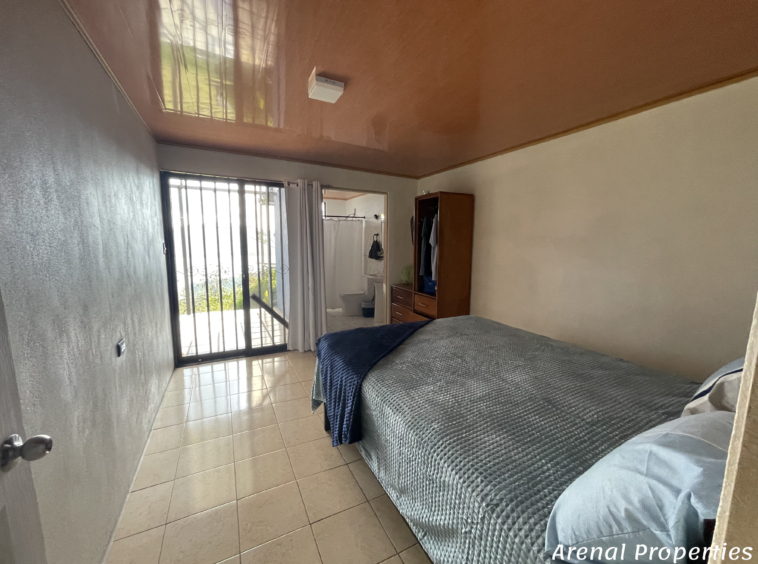 Off-Grid 3-Bedroom Home with Stunning Lake Views – Between Nuevo Arenal and La Unión