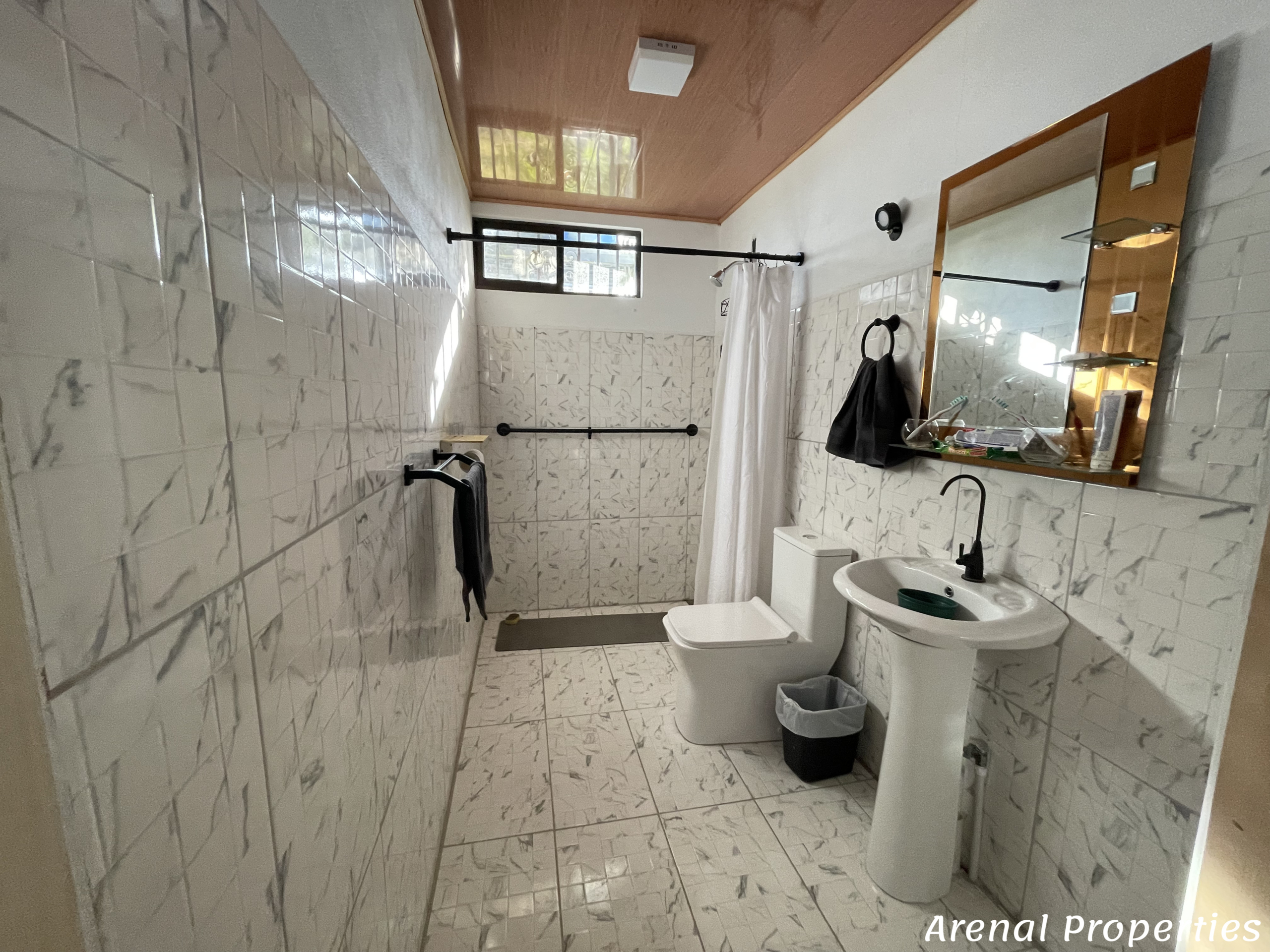 Off-Grid 3-Bedroom Home with Stunning Lake Views – Between Nuevo Arenal and La Unión