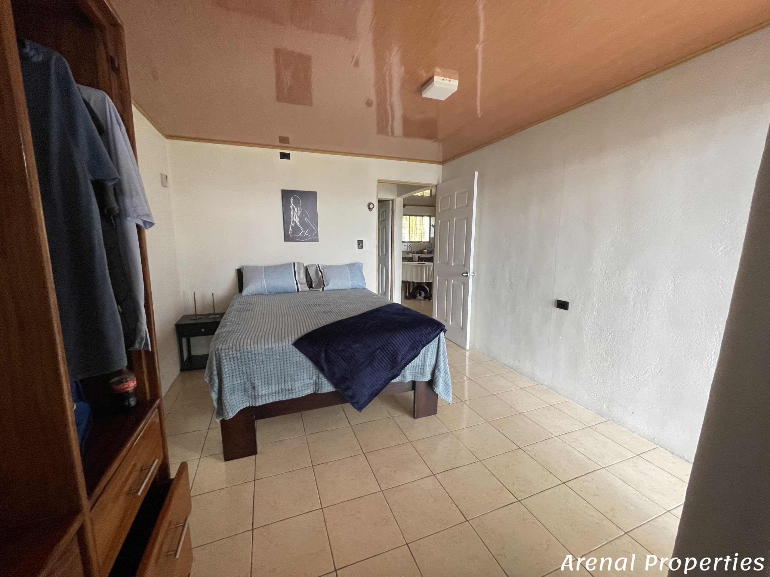 Off-Grid 3-Bedroom Home with Stunning Lake Views – Between Nuevo Arenal and La Unión