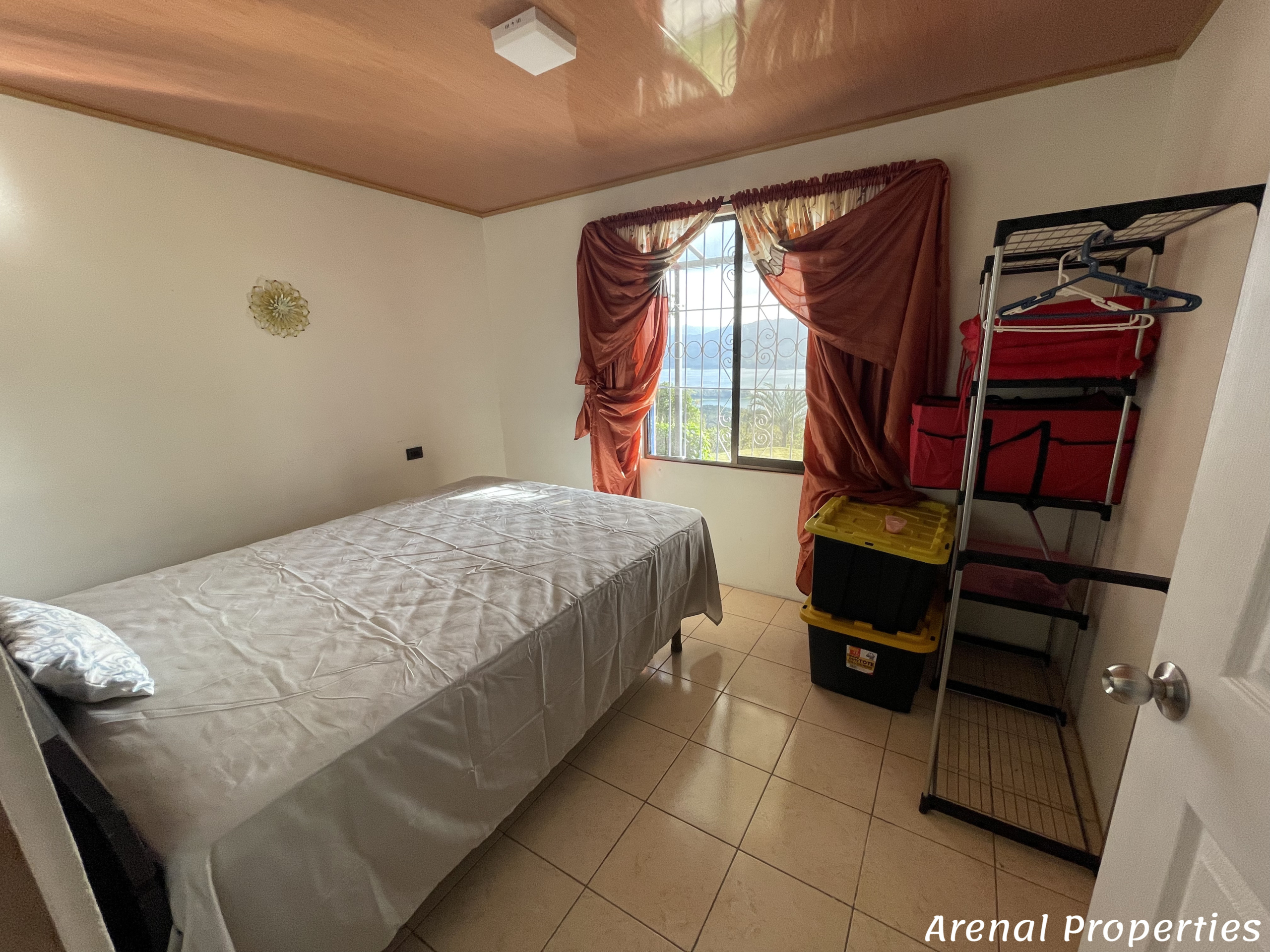 Off-Grid 3-Bedroom Home with Stunning Lake Views – Between Nuevo Arenal and La Unión