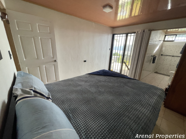 Off-Grid 3-Bedroom Home with Stunning Lake Views – Between Nuevo Arenal and La Unión