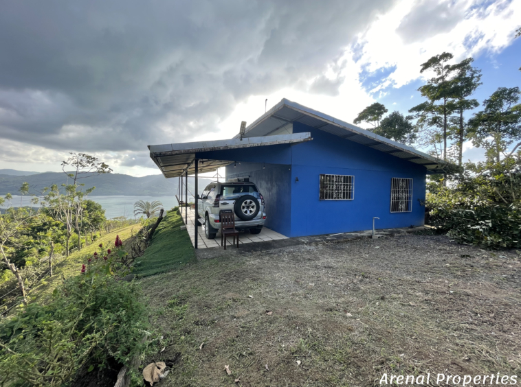 Off-Grid 3-Bedroom Home with Stunning Lake Views – Between Nuevo Arenal and La Unión
