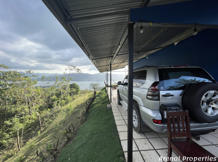 Off-Grid 3-Bedroom Home with Stunning Lake Views – Between Nuevo Arenal and La Unión