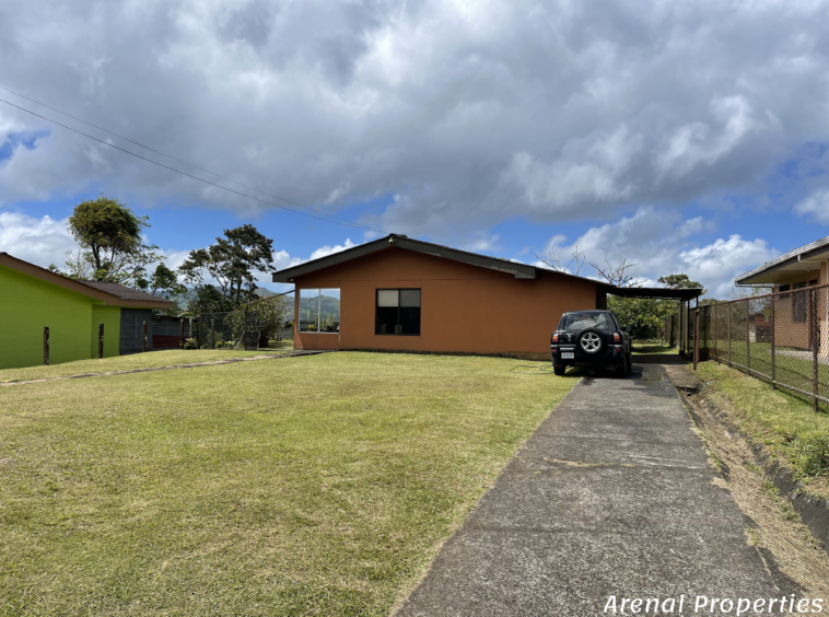 Charming 3-Bedroom Home with Lake and Volcano Views – Heart of Nuevo Arenal