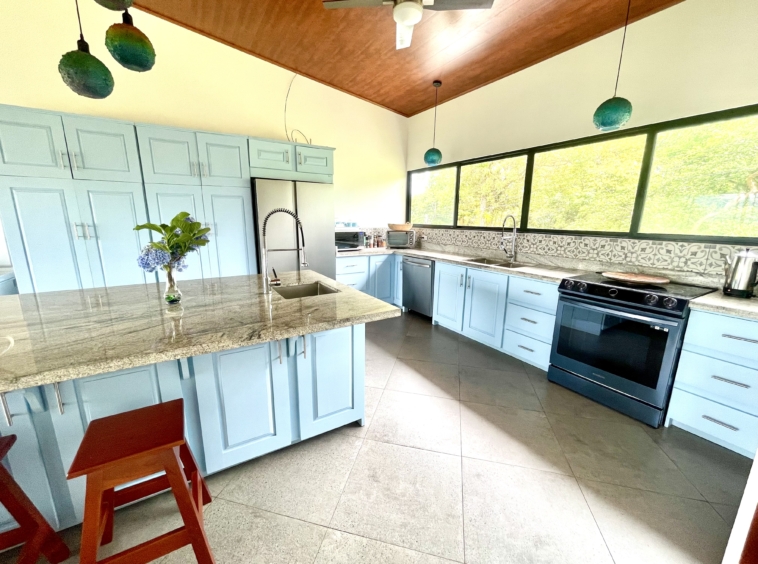 Lakefront Bed & Breakfast — Turnkey, Views, and True Lake Access Nuevo Arenal APMLS0043