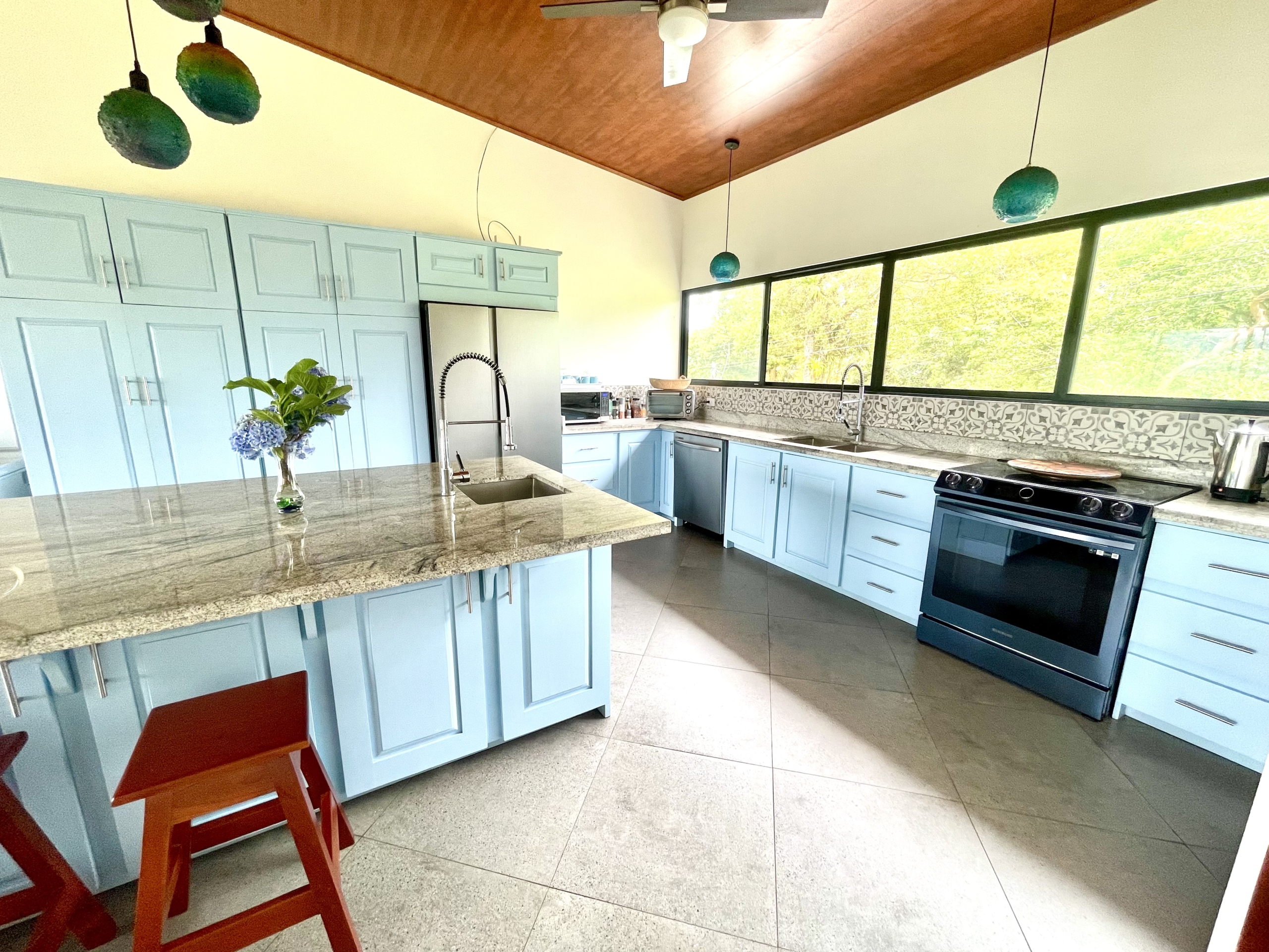 Lakefront Bed & Breakfast — Turnkey, Views, and True Lake Access Nuevo Arenal APMLS0043