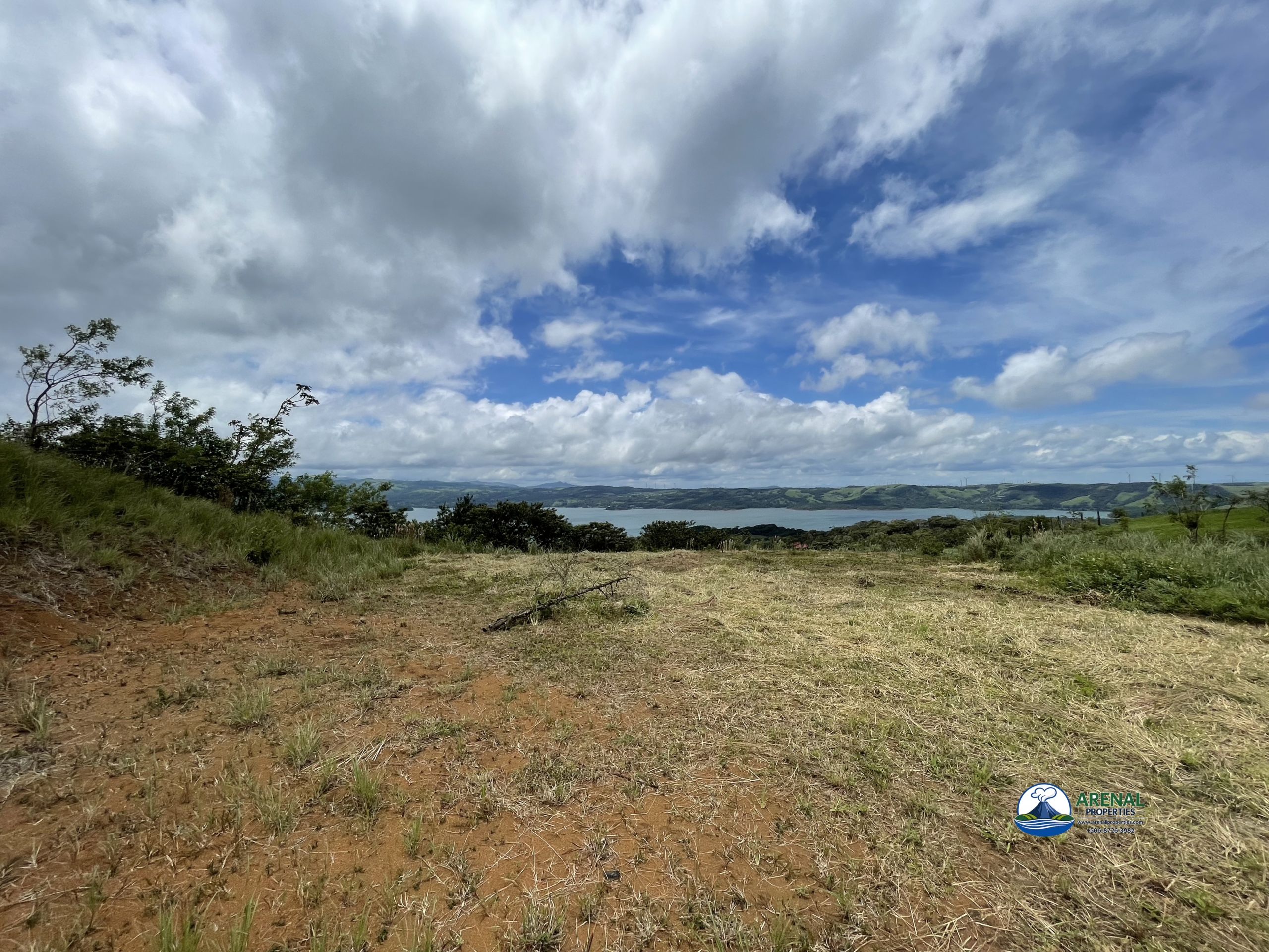 Stunning 5,000 m² Lake View Lot in El Aguacate (Nuevo Arenal) Approved House Plans